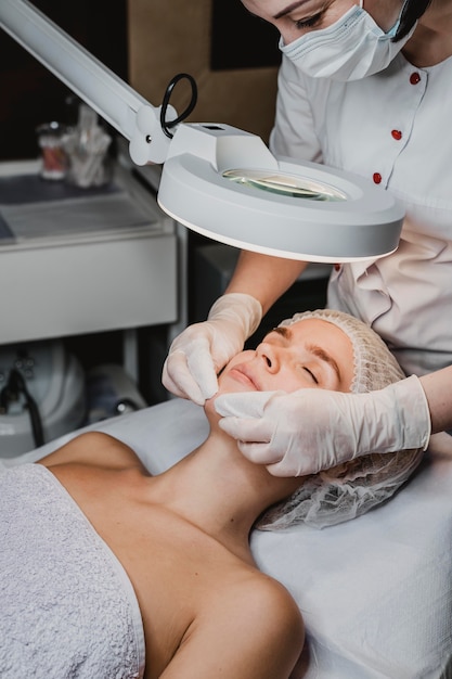 Estética em Curitiba: Suavizar Linhas de Expressão e a Vaidade na Melhor Idade