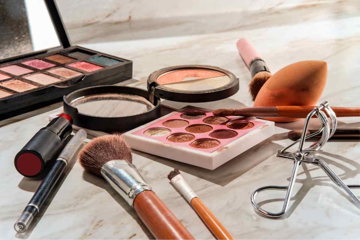 O que deve estar no kit básico de maquiagem?