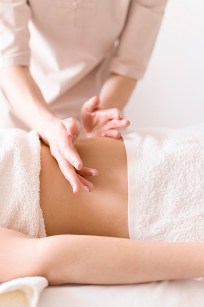 Massagem Modeladora: Para Que Serve, Benefícios e a Diferença Crucial com a Linfática